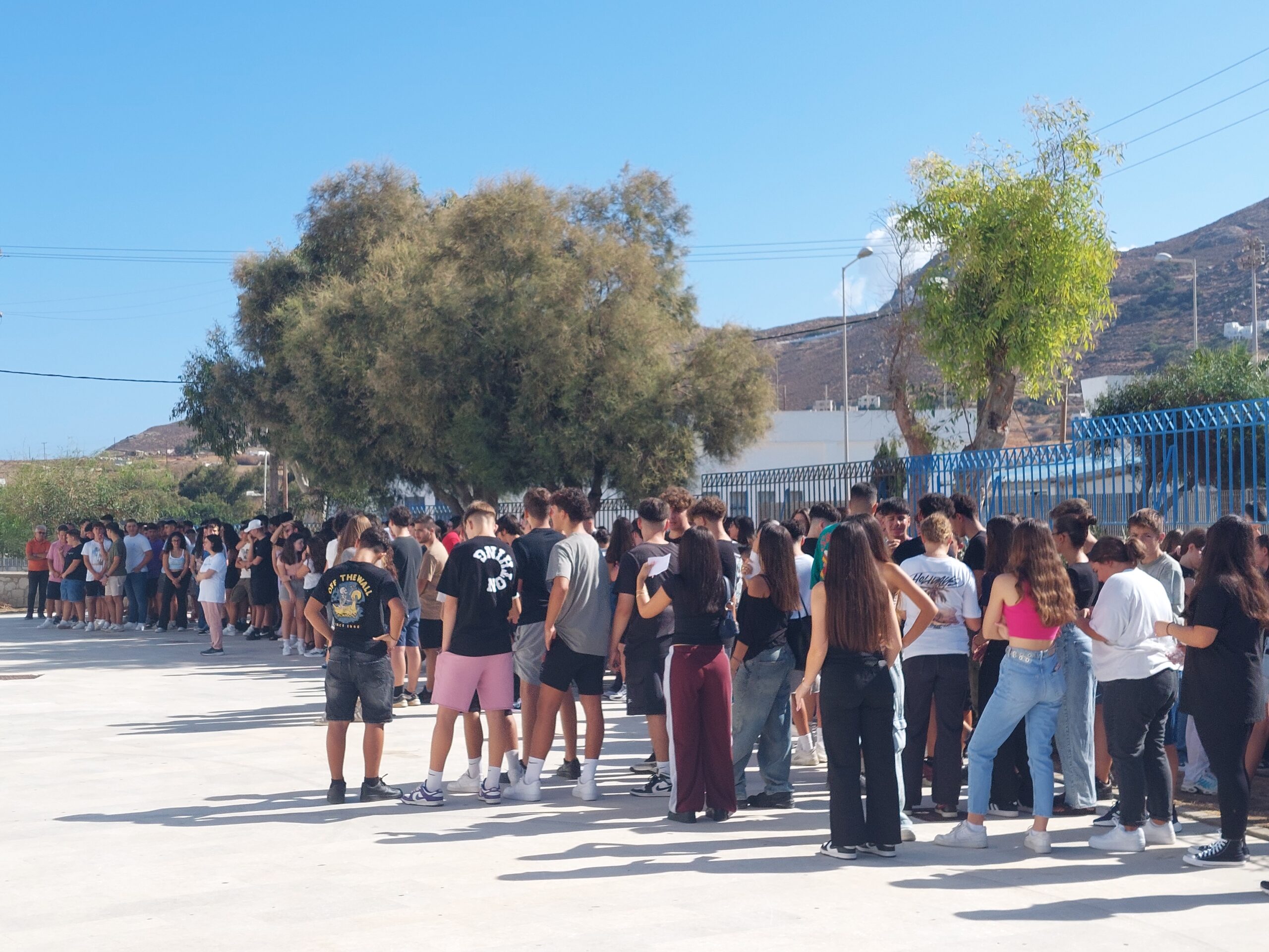 Χώρα Νάξου: Το πρώτο κουδούνι και ο αγιασμός στα σχολεία της πόλεως - Πλούσιο φωτογραφικό ρεπορτάζ...